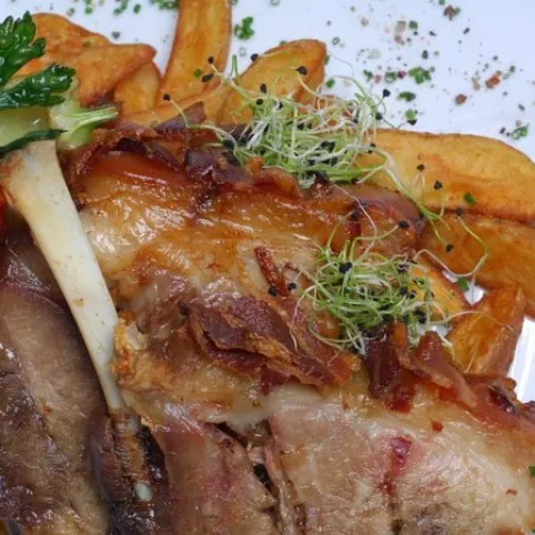 Spékelt tepsis csülök recept