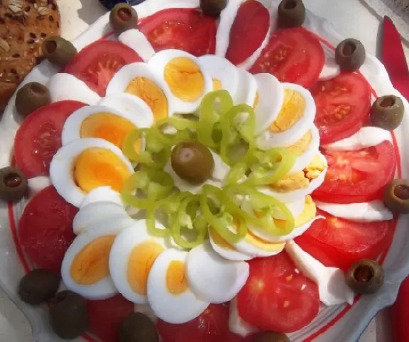 Mozzarellás paradicsomsaláta tojással  recept