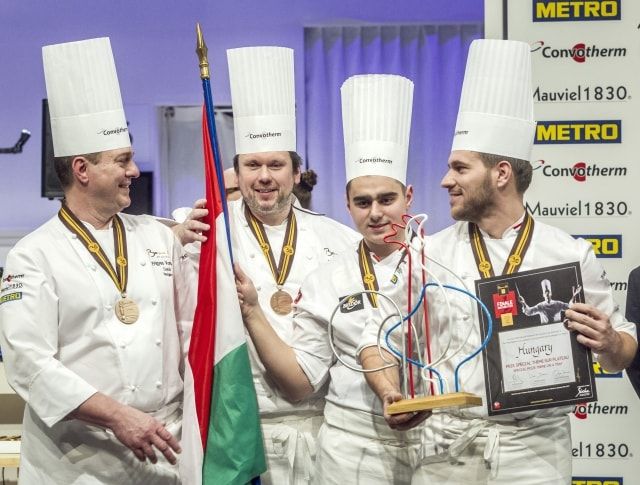 Vomberg Frigyes coach, Hamvas Zoltán, a Magyar Bocuse d'Or Akadémia elnöke, Szabó Kevin commis és Széll Tamás séf (b-j), a legjobb hústálnak járó különdíjat elnyert magyar csapat tagjai a Bocuse d'Or szakácsverseny eredményhirdetésén