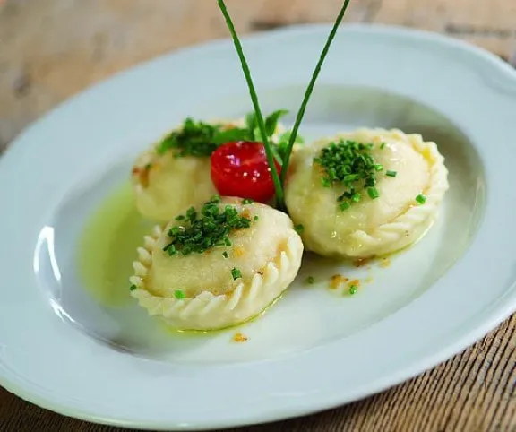 Karintiai töltött tészta (Kärntner Käsnudel) recept