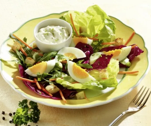 Friss kevert saláta házi fokhagymás krutonnal recept