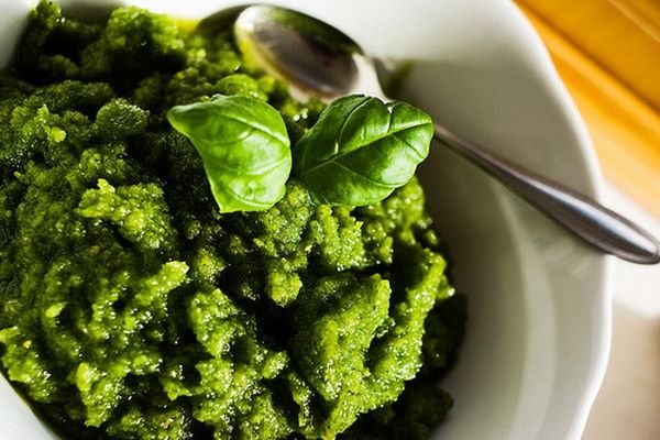 A házi pesto talán még szebb színű is, mint a bolti társai