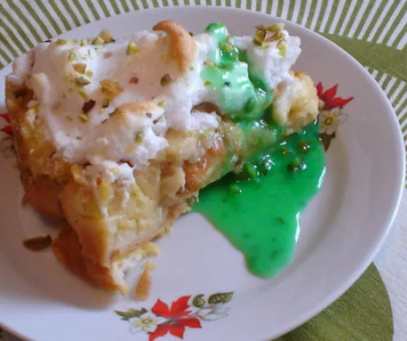 Pisztáciás gubatorta marcipán mártással recept