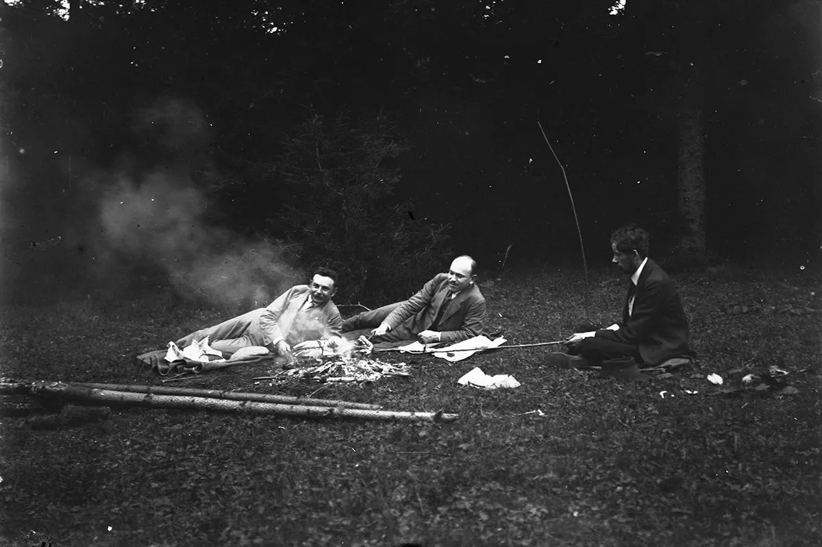 1901 - szalonnasütés az erdőben /Fotó: Fortepan