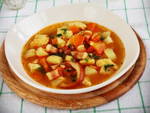 Hamis gulyásleves császárszalonnával  recept