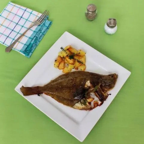 Zöldfűszeres lepényhal sült krumplival recept