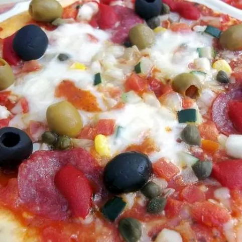 Szalámis pizza gyorsan recept