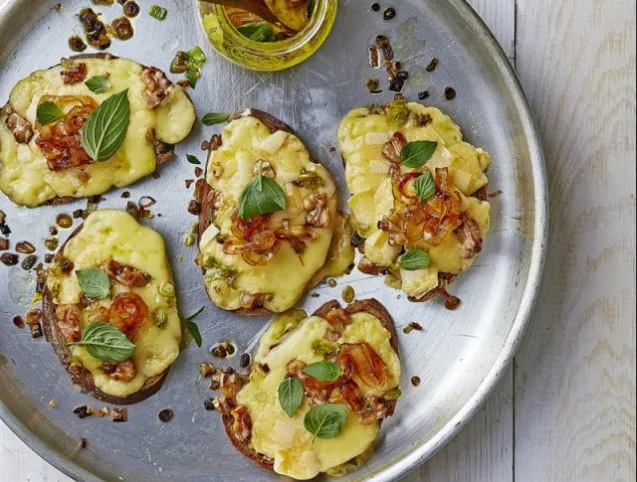 Gouda sajtos crostini karamellizált hagymával recept
