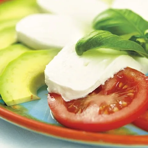Avokádós mozzarellás saláta recept