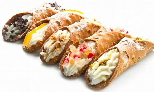 A legjellemzőbb szicíliai desszert a cannoli, amit csokoládéval, pisztáciával, mandulával és kandírozott gyümölcsökkel is díszítenek