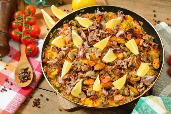 Paella - rizs sokféle helyi finomsággal gazdagítva