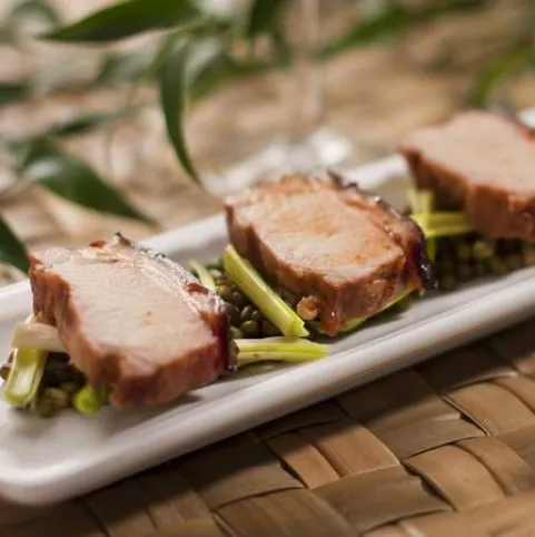 Pácolt bőrös malackaraj újhagymás mungóbabsalátával recept