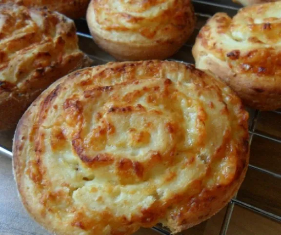Sárgaborsós sajtos tekercsek recept