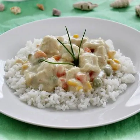 Harcsa tejfölös-zöldséges szószban recept