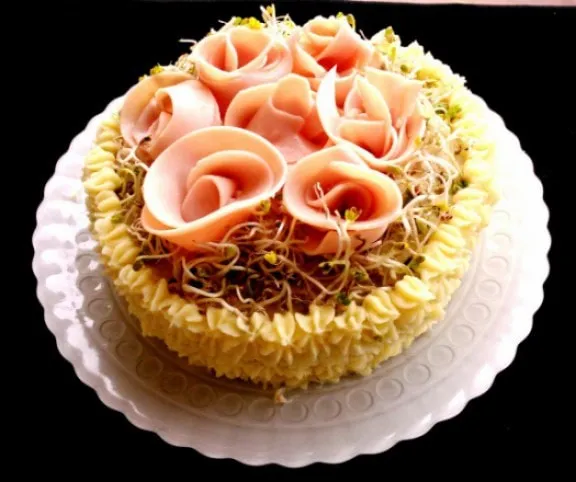 Fasírttorta krumplipürével, sonkarózsákkal recept
