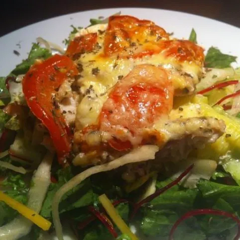 Tejszínes-paradicsomos harcsa cukkiniágyon recept