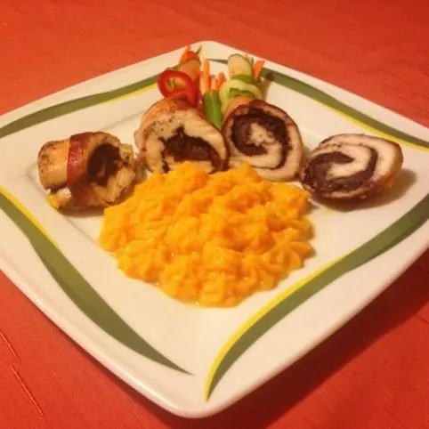 Gesztenyés-szilvás töltött jércemell krémsajtos sütőtökpürével recept