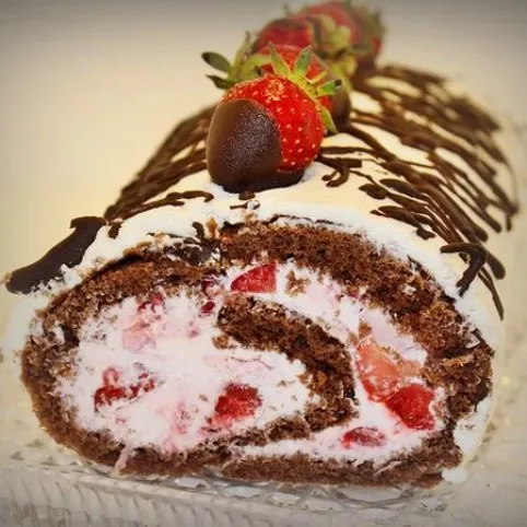 Csokoládés-eperkrémes piskótarolád recept