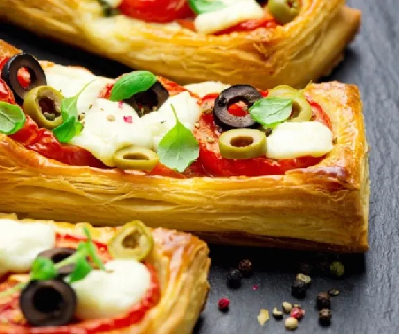 Paradicsom és mozzarella leveles tésztában recept