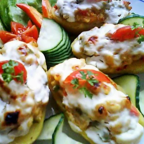 Zöldséges-sajtos krumplicsónakok recept