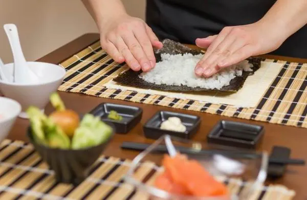 Bambuszrolón nori-lap, ezen elegyengetjük a sushi-rizst