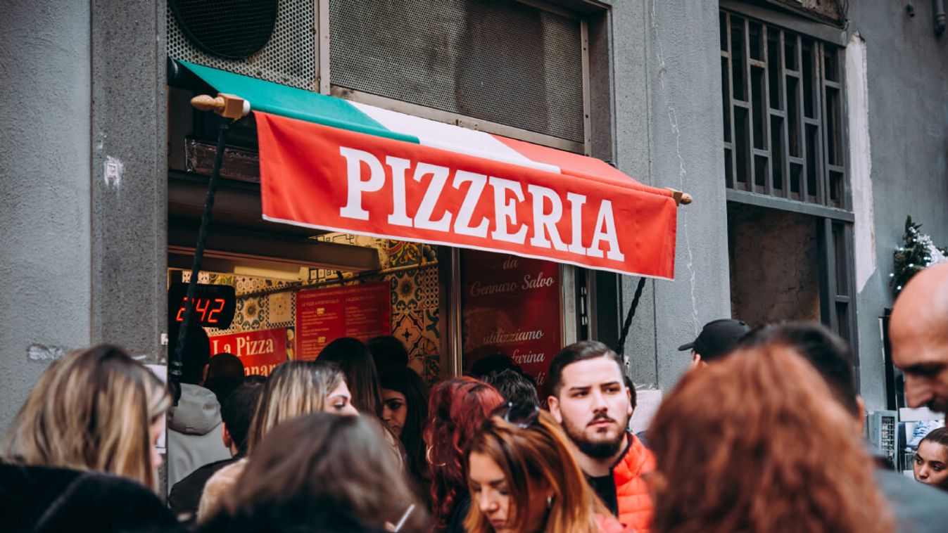 Gianni megmutatta: így eszik a pizzát Nápolyban