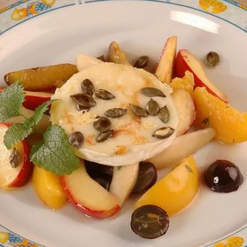 Tökmagos sült camembert forró gyümölcsökkel recept