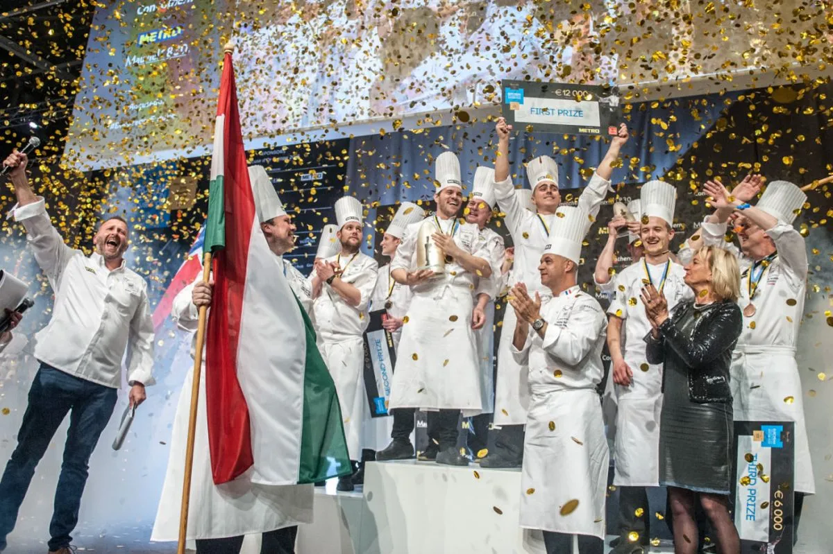 Széll Tamás a 2016-os budapesti európai Bocuse d'Or döntő eredményhirdetésén, a dobogó legfelső fokán                                      Forrás: Magyar Bocuse d'Or Akadémia Facebook oldala