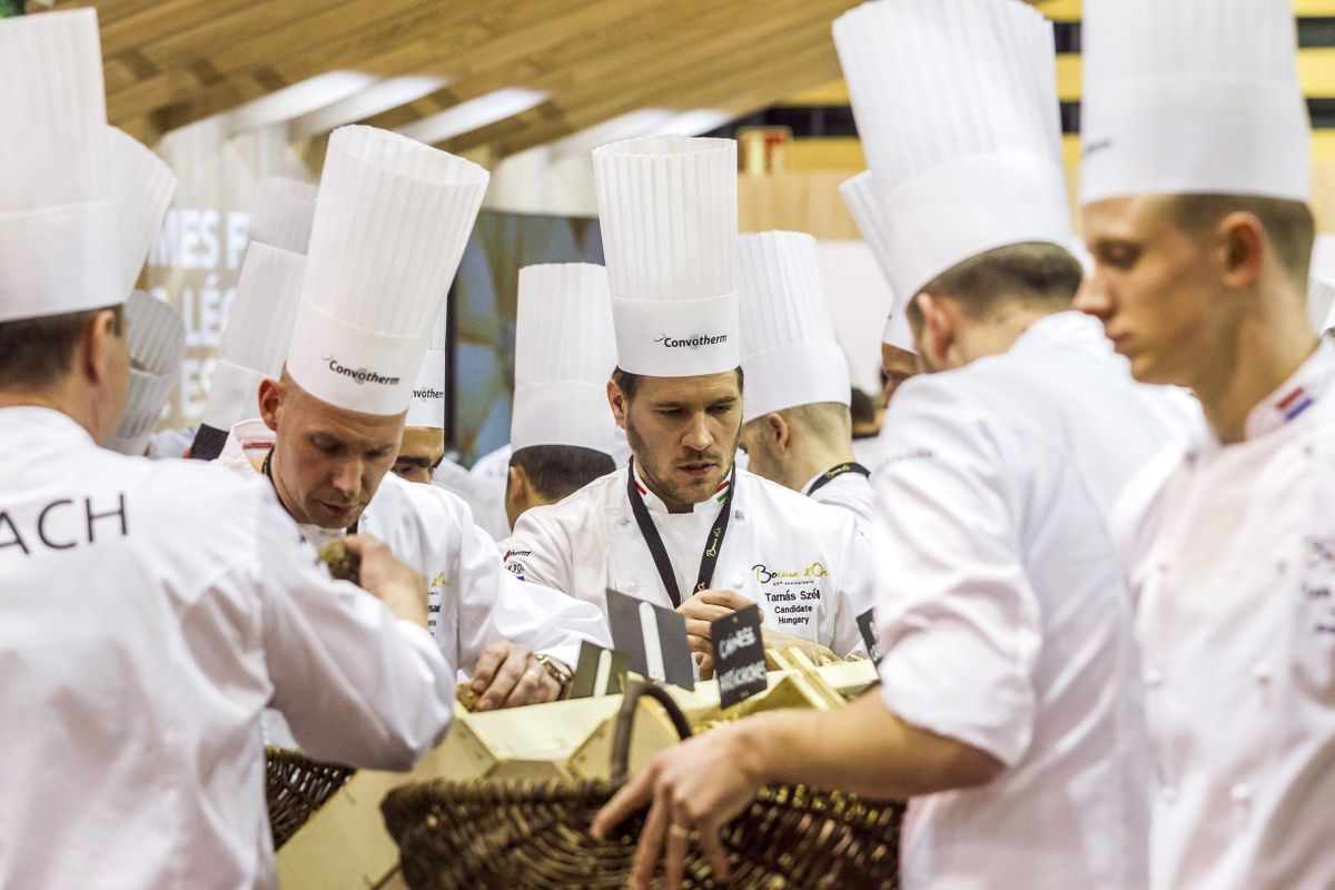 Széll Tamás alapanyagot vásárol a Bocuse d'Or szakácsverseny döntője előtti napon Lyonban/ Fotó: MTI