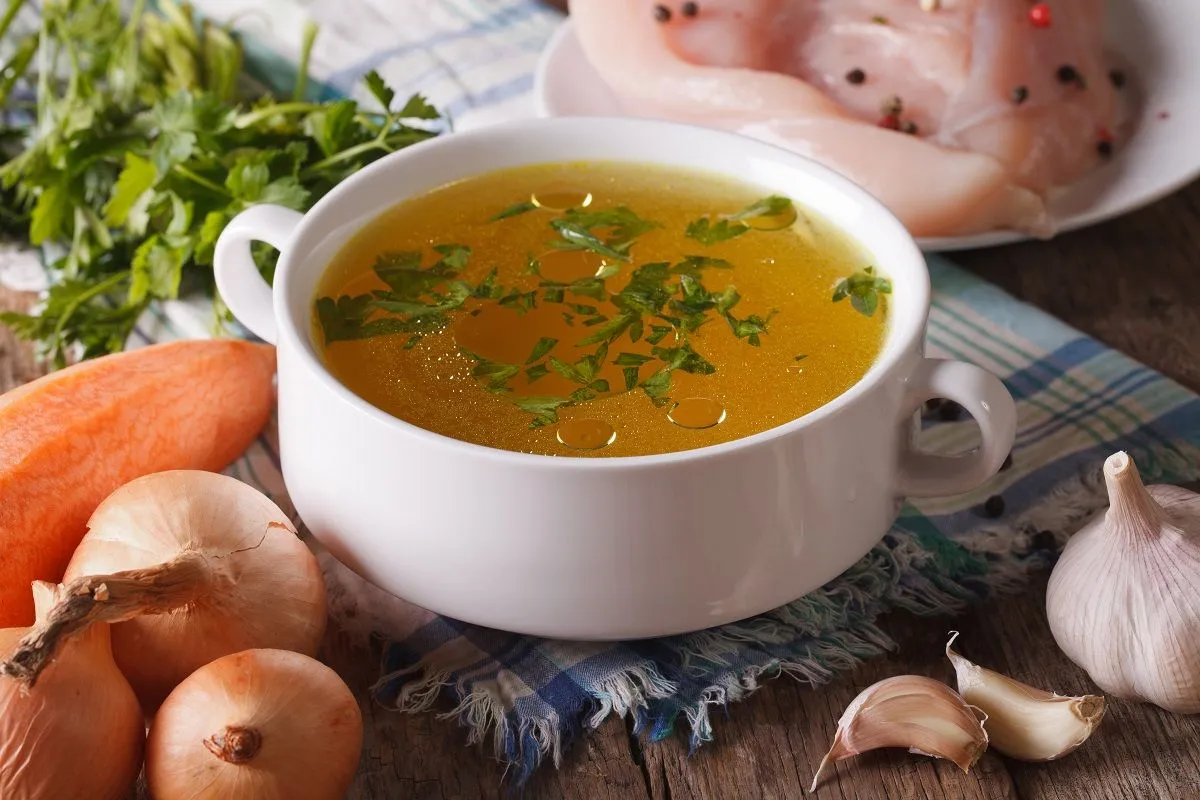 A consommé egy francia levesfajta, mely talán a legjobban az itthon is ismert erőleveshez hasonlít. /Fotó: Shutterstock