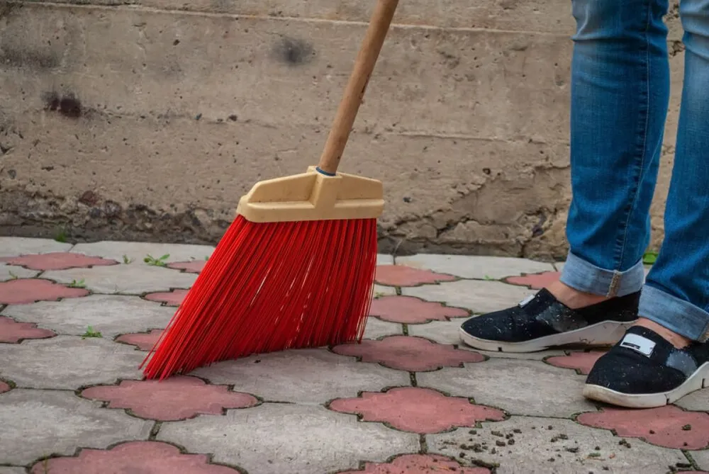 Söpörjük le a térkövet legalább hetente egyszer, hogy ne álljon meg rajta a por a sár vagy a falevelek (Fotó: Shutterstock)