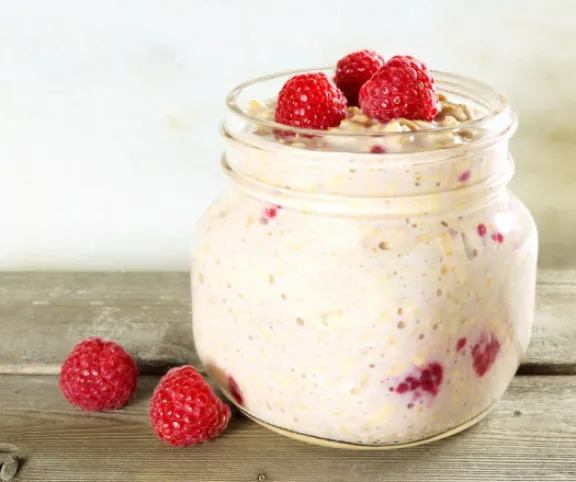 Egyéjszakás zabkása málnával recept