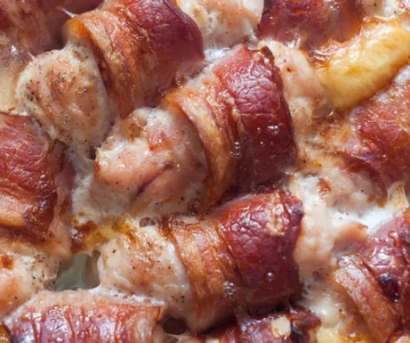 Baconbe göngyölt mozzarellás csirkemell recept