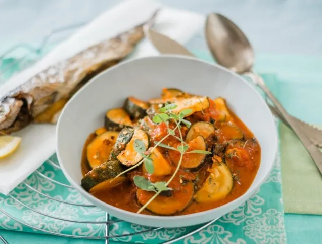 Paradicsomos cukkinifőzelék sült pisztránggal  recept