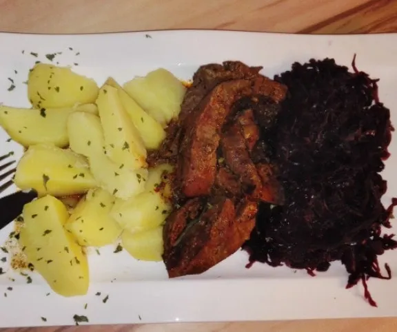 Resztelt sertésmáj párolt káposztával recept