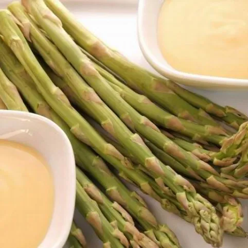 Zöldspárga pikáns szósszal recept
