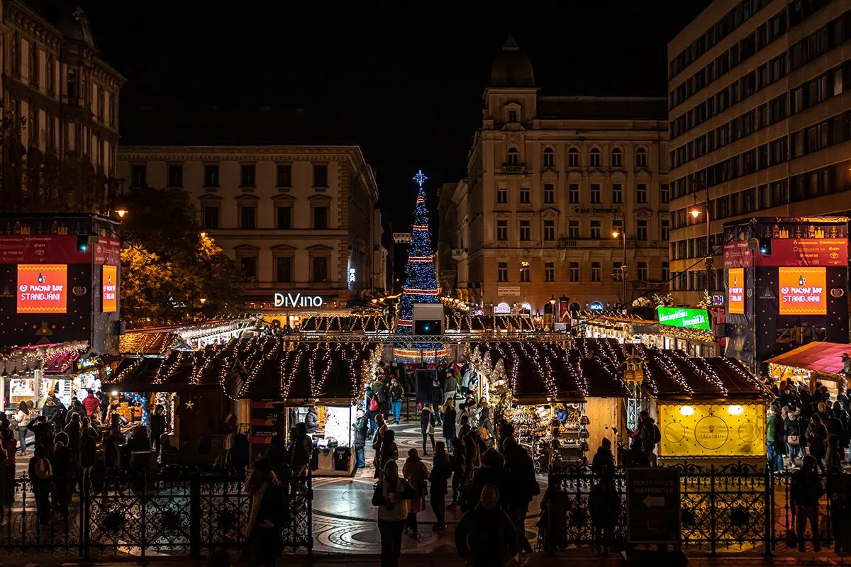 Idén az Advent Bazilika utcazenei produkciói felköltöznek a magasba, a nagyhütte tetejére /Fotó: Advent Bazilika/ Vörösmarty Classic Xmas