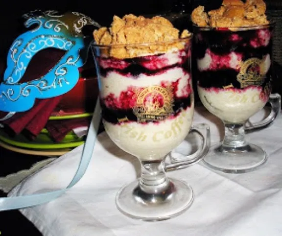 Lágy tejbegríz áfonyaraguval amarettós keksszel recept