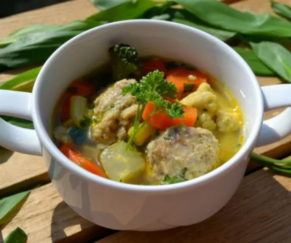 Medvehagymás húsgombócleves recept