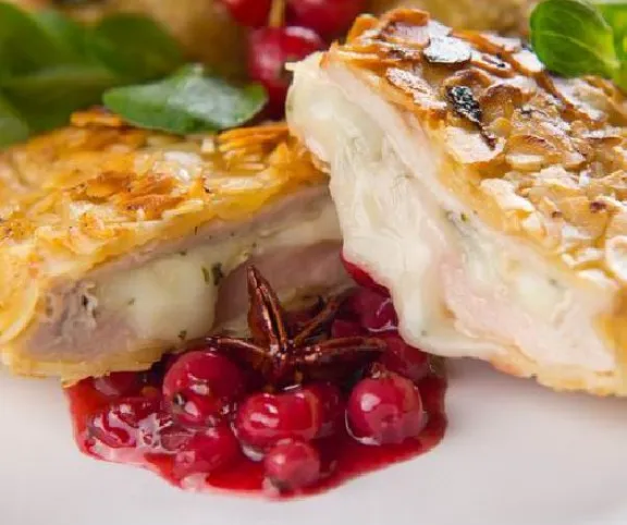 Camembert-rel töltött mandulás sertéskaraj ribizlimártással - lépésről lépésre! recept