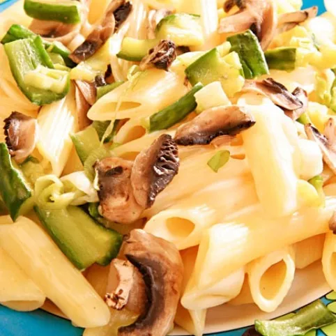 Makaróni cukkinis-gombás szósszal recept