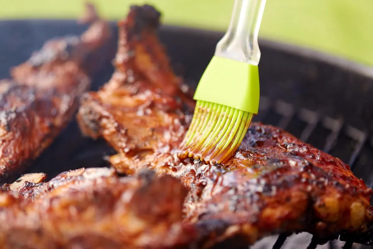 Nem szárad ki a grillen a tarja, ha sütés közben többször átkenegetjük a páclével (Shutterstock)