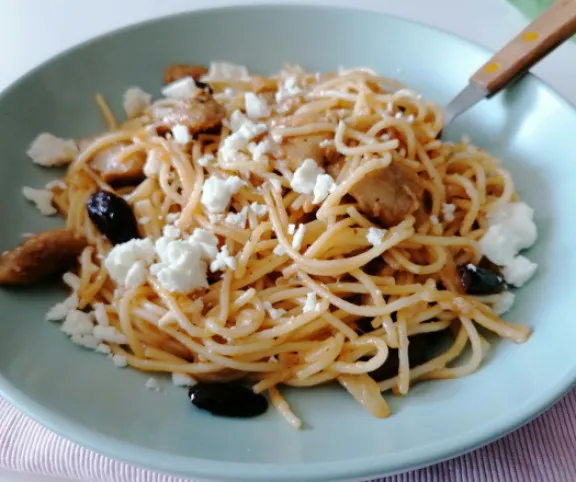 Fetás csirkecomb tésztával recept