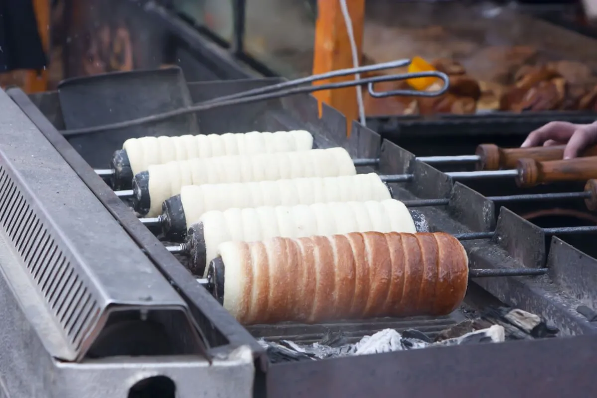 A kürtőskalács olyan finomság, amit minden külföldinek meg kell kóstolnia! / Fotó: Shutterstock