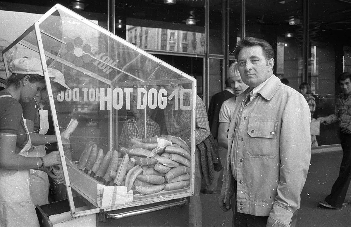 Hot dog árus Budapesten, az Astoria szálló bejárata előtt /Fotó: Fortepan - Bauer Sándor - 1979