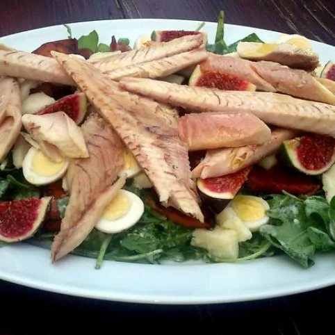 Saláta füstölt pisztránggal, fügével és fürjtojással recept