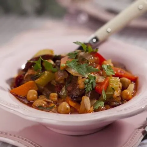 Kolbászos-zöldséges csicseriragu recept