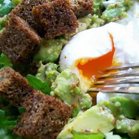 Posírozott tojás salátaágyon fűszeres avokádó- és kenyérkockákkal recept