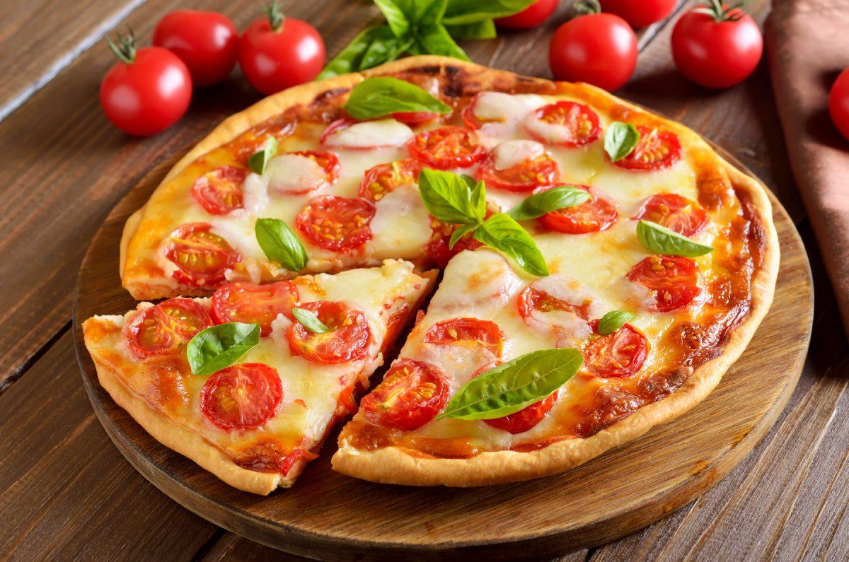 Mozzarellás-paradicsomos pizza/ Fotó: Shutterstock