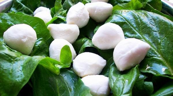 A bocconcini apró mozzarellagolyót jelent, friss spenóttal csodás tavaszi fogások készülhetnek belőle